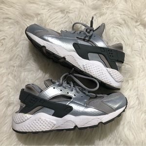 NIKE air huarache sneaker Grey and silver women’s 7.5 sneakers tennis shoes cute